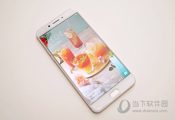 OPPO R9S Plus什么时候上市? OPPO R9S Plus将在12月正式上市开售,售价3499元,有磨砂黑、金色、玫瑰金三种配色。 OPPO R9S Plus配备6英寸1080p显示屏,拥有6GB RAM+64GB ROM的存储组合。搭载高通最新发布的骁龙653处理器,前后均为1600万像素的摄像头,采用索尼独家定制的IMX398传感器,支持全网通双卡双待。支持VOOC闪充技术。前置按压式指纹识别。 OPPO R9S Plus虽然发布了,但是一直未上市,近期OPPO R9S Plus才在工信部