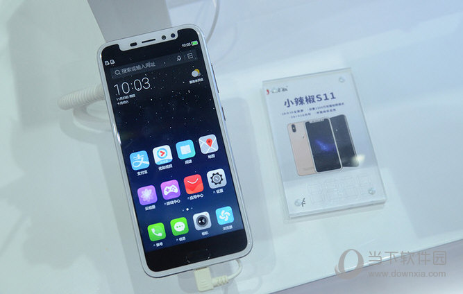 苹果推出iPhone X让大家叹为观止,iPhone X采用全面屏设计,刘海式的额头设计让人影像深刻,但iPhone X的售价也不是一般人能接受,小辣椒推出一款非常类似iPhone X设计的手机,拥有刘海式额头设计。 小辣椒S11是一款全面屏手机,采用内置iPhone X的刘海式额额头设计,实际上并非异形屏,屏比例为16:9,并不是全面屏手机的18:9比例,只能说是一款类似全面屏的手机。硬件配置方面配备3G+32G的储存组合,使用1300万像素的主摄像头,价格当然要比iPhone X便宜不少了,虽然有i