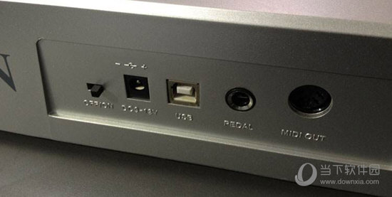 接口在MIDI键盘的背面