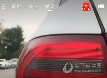 　　【怎么解绑微信】  　　打开【快手极速版】，然后把版本更新到最新的版本；  　　点击左上角【菜单栏】，点击【设置】；  　　点击【账号与安全】-【微信】-【解除绑定】即可。  　　【怎么填写邀请码】  　　打开快手极速版登录界面后点击“手机号登录”；  　　登录完毕后打开快手极速版首页，然后点击界面左上角的“三”；  　　打开快手极速版左侧边栏以后点击下图箭头所指位置，然后再去点击“去填写”；  　　打开邀请码填写界面后点击“输入框”，输入完毕后点击“提交”就可以搞定了。  　　【怎么设置浏览模式】  　　进入快手极速版以后，我们用手指向右滑动，显示出左侧的个人中心页面。  　　可以看到有“浏览设置”的选项，我们点击进去。  　　进去之后可以看到，由于此时我们使用的是小屏浏览方式，所以上面会显示“开启大屏模式”，如果想使用大屏浏览模式的话，就点击一下此选项，即可开启大屏浏览模式。  　　如果大家不想用大屏浏览模式了，想设置小屏浏览模式，就再次点击“浏览设置”，选择“关闭大屏模式”就可以了。  　　【怎么设置特别关注】  　　1、首先特别关注只能是关注的人才可以设置，在快手极速版里点击左上角【三条线】；  　　2、需要找到关注界面，所以在左侧的更多界面里点击快手头像；  　　3、打开快手的个人主页后即可点击【关注】来打开关注界面；  　　4、在关注界面里是所有关注的人，点击右上角的【三个点】按钮；  　　5、页面下方会出现几个设置选项，点击其中的【设置特别关注】就可以了。；  　　【怎么暂停视频播放】  　　打开快手极速版，然后播放视频。  　　在需要暂停时，我们在屏幕上右划一点并按住。  　　像图中这样，就可以暂停播放视频，放开手后就会继续播放。  　　或者也可以左划一点并按住，同样也能暂停播放。  　　如果觉得这样暂停体验不佳，也可以点击“分享”“下载到本地”，这样也可以随时暂停。